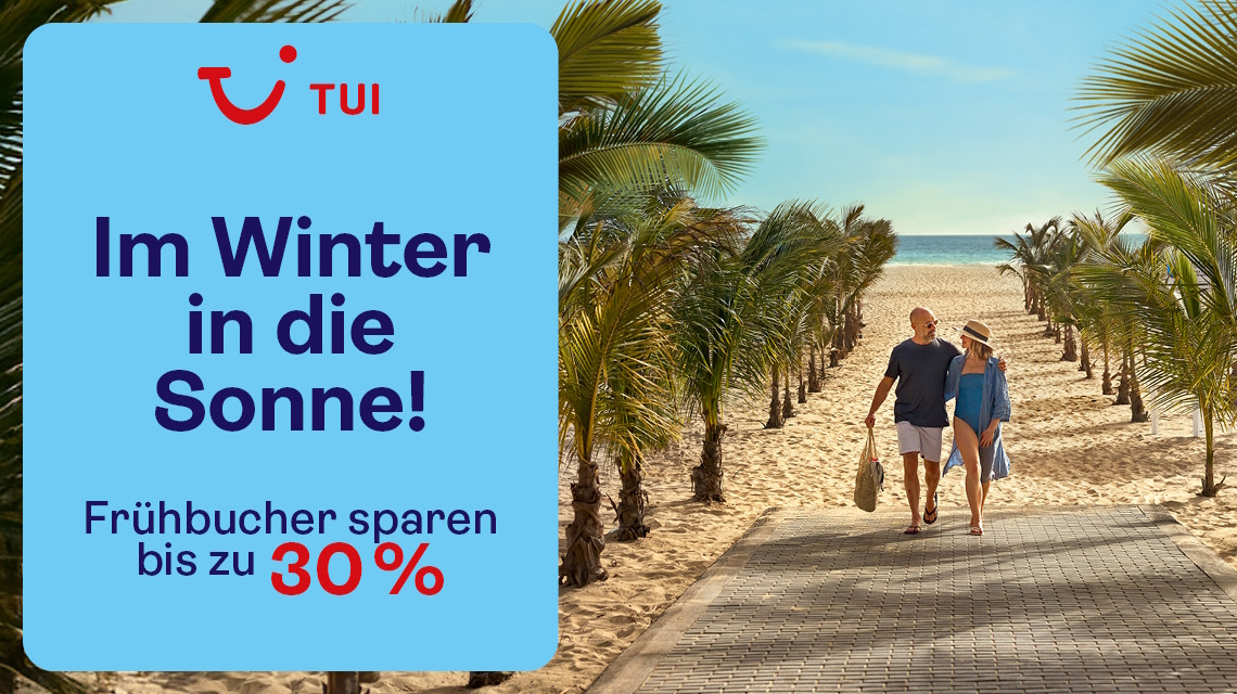 Paar läuft vom Strand einen Weg in Richtung Hotel, rechts und links Palmen, im Hintergrund das Meer. Headline: Im Winter in die Sonne mit bis zu 30% Frühbucherrabatt